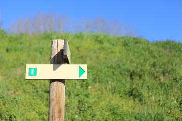 Poteau pour l'indication d'un sentier de randonnée. (nu). Saint-Gervais-les-Bains. Haute-Savoie. France.