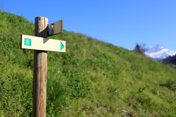 Poteau pour l'indication d'un sentier de randonnée. (nu). Saint-Gervais-les-Bains. Haute-Savoie. France.