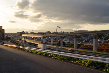 大阪豊中・モノレールと自動車道のある夕暮れの風景