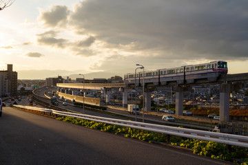 大阪豊中・モノレールと自動車道のある夕暮れの風景