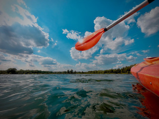 Jezioro, niebo, kawałek wiosła i kajaku w piękny dzień. © Grzegorz