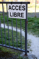 Panneau sur une barrière en métal mentionnant un accès libre. Saint-Gervais-les-Bains. Haute-Savoie. France.