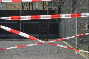 Abgesperrter Sportplatz während der Corona-Krise in Berlin