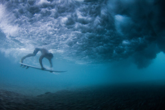 slow shutter surfer duckdive