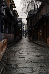 Fototapeta na wymiar 雨上がり、朝の京都・祇園白川巽橋界隈