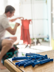 Homme étendant du linge