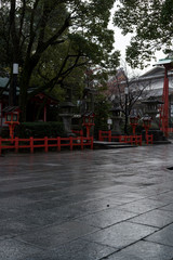 京都東山・雨上がりの朝　八坂神社境内　濡れる石畳　疫神社と太田社