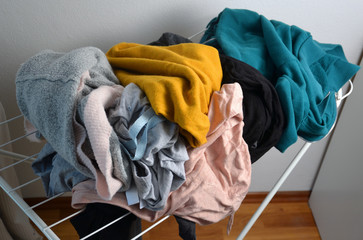 Unordnung im Kleiderschrank