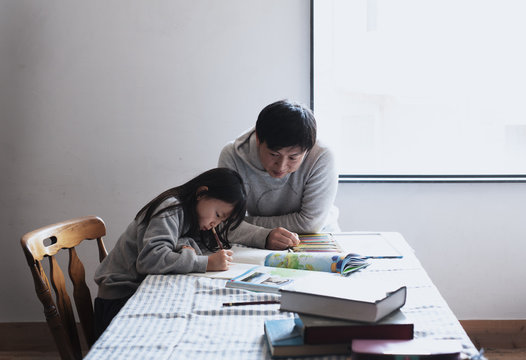 勉強する娘と父