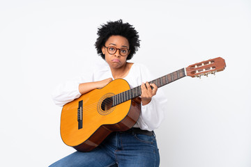 Obraz premium African american woman with guitar over isolated background making doubts gesture while lifting the shoulders