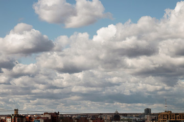 Fototapeta na wymiar Blue sky background with large clouds over the city of Saransk. Blue sky with fluffy white clouds