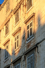 Fototapeta na wymiar SPLIT, CROATIA - 2017 AUGUST 15. Sunset on the old building In The Old Town Of Split.