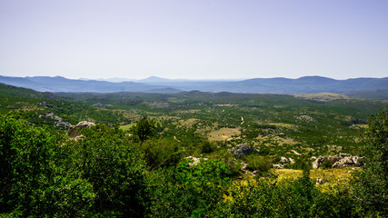 Fototapeta na wymiar Przepiękny skalisto zielony krajobraz w drodze do Chorwacji.