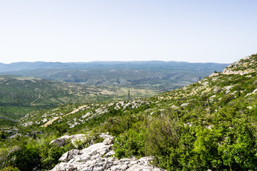 Przepiękny skalisto zielony krajobraz w drodze do Chorwacji.