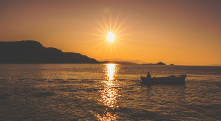 Letni krajobraz na wschód słońca z miasteczka Vinišće w Chorwacji nad morzem Adriatyckim....