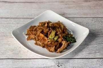 ผัดซีอิ๊ว - Fried Noodles with Pork 3