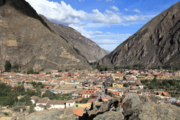 Ausblick von den Ruinen von Ollantaytambo auf das Dorf Ollanta in Cusco, Peru.