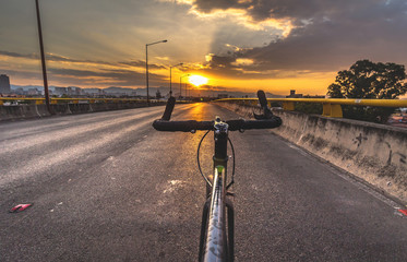BICICLETA EN PUENTE AL ATARDECER SIN GENTE 