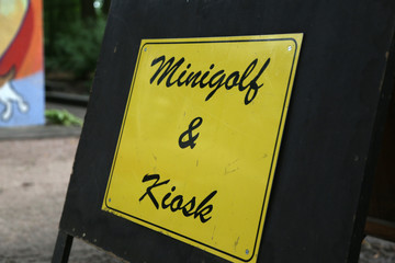 Hinweisschild beim Minigolf im Stadtpark