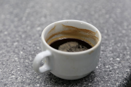 wei&szlig;e Porzellan Tasse halbvoll mit kaffee 