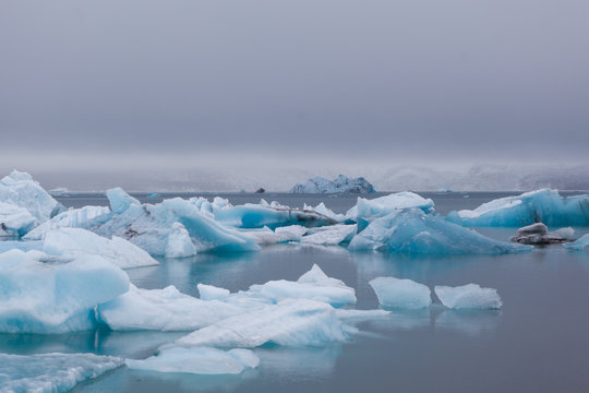 Eisberge in isl&auml;ndischer Gletscherlagune J&ouml;kulsarlon, teilweise mit Seehunden. Gletscherabbruch.