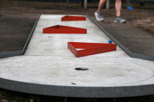 Detail Aufnahme vom Minigolf im Sommer mit einem Blauen Ball auf Grauen Untergrund 