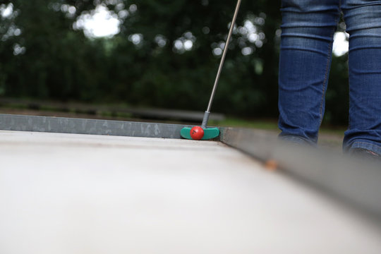 Detail Aufnahme vom Minigolf im Sommer mit einem Roten Ball auf Grauen Untergrund 