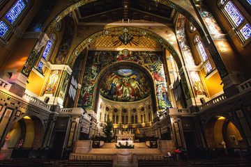 Fototapeta na wymiar Architecture intérieur Basilique Sainte-Thérèse de Lisieux