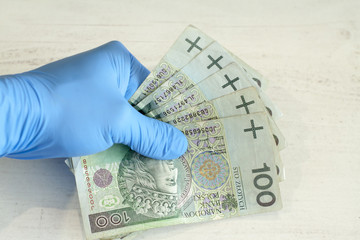 Rękawice ochronne pomagają chronić przed koronawirusem przenoszonym przez pieniądze.

 - obrazy, fototapety, plakaty
