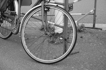 Fototapeta na wymiar Vélo contre une barrière .
