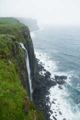 Der Wasserfall am Kilt Rock in Schottland mit Nebel im Hintergrund
