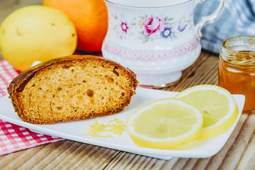 Gâteau au citron sans gluten et tasse de thé