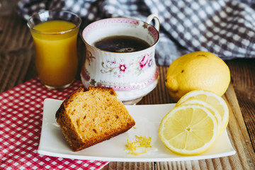 Gâteau au citron sans gluten et tasse de thé vert