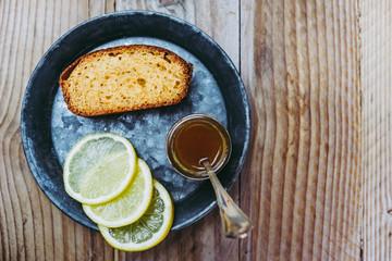 Gâteau au citron sans gluten avec de la confiture d'abricot