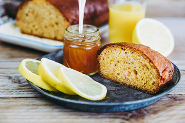 Gâteau au citron sans gluten avec de la confiture d'abricot