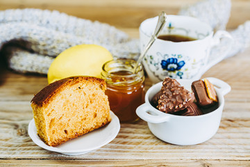 Gâteau au citron sans gluten avec de la confiture d'abricot et chocolats