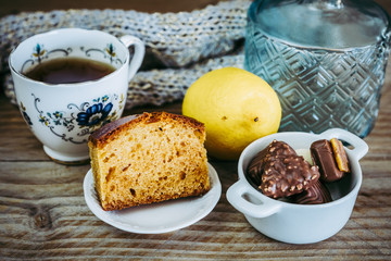 Tasse de thé avec gâteau au citron sans gluten et chocolats