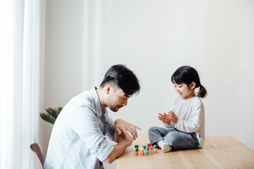 Obraz premium Father and daughter at home nail polish