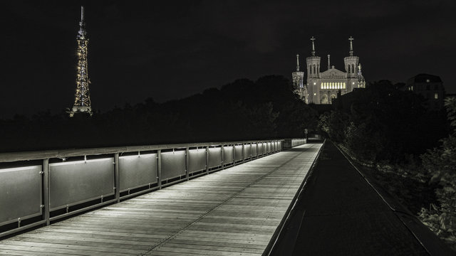 La colline de Fourvi&egrave;re, de nuit, &agrave; Lyon.