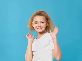 Fototapeta premium portrait of a little girl with thumbs up