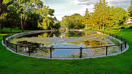 Obraz premium Small pond fenced with small metal fences 