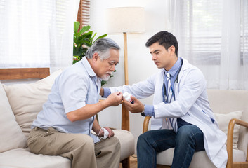 Obraz premium Senior elder asian man asking young caucasian doctor about indications and contraindications of new medicine, healthcare and medicine concept with copy space.