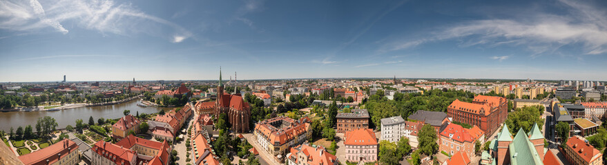 Fototapeta na wymiar View from the Wroclaw Cathedral to the old town.