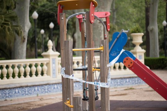 Parques infantiles de Castell&oacute;, Espa&ntilde;a,  precintados por estado de alarma covid19