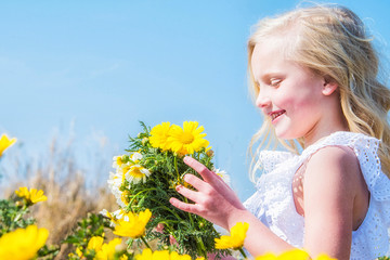 Little girl with daisy flowers