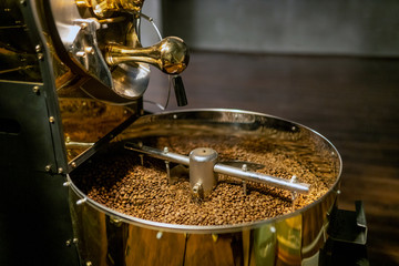 Coffee beans are mixed in the cooling cylinder