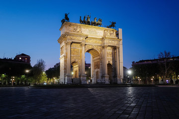 Fototapeta na wymiar Arco della Pace durante la quarantena causata dal Corona Virus a Milano - Italia