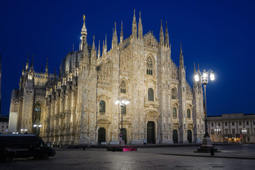 Fototapeta na wymiar Piazza del Duomno durante la quarantena causata dal Corona Virus a Milano - Italia.