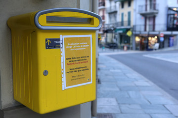 Fototapeta premium Affiche jaune mentionnant que la situation sanitaire oblige La Poste à adapter son organisation. Coronavirus. Covid-19. Saint-Gervais-les-Bains. Haute-Savoie. France.
