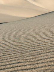 Obraz premium Waves on the surface of the sand dunes, selective focus.